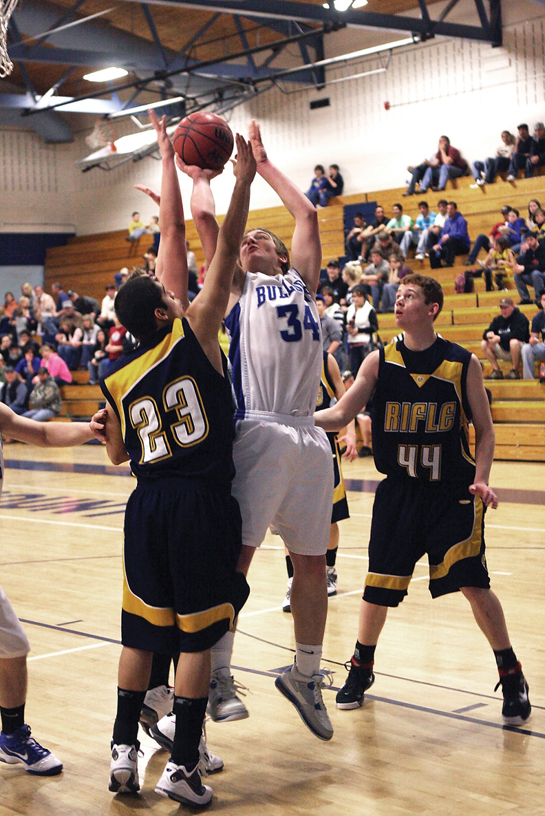 Post players push Bulldogs boys past Bears | CraigDailyPress.com