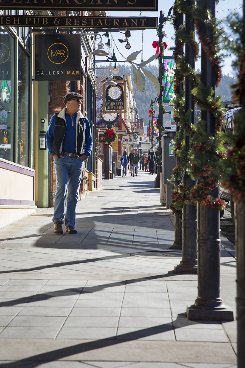 Snow Globe Stroll starts off Thanksgiving holiday on Main Street - Vimarsana News