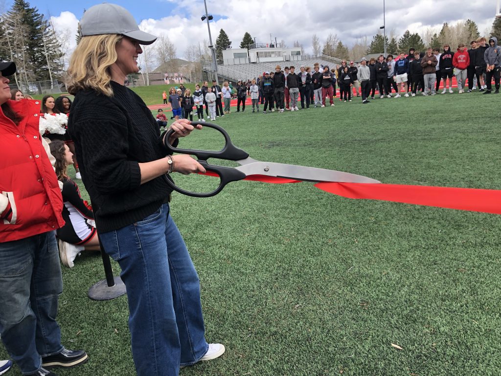 A quick huddle of hundreds cuts the ribbon on new Dozier Field scoreboard - Vimarsana News