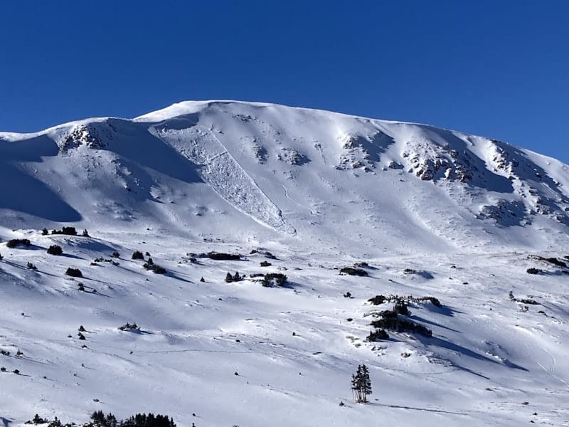 AVALANCHE たっつー Avalanche closes I-70 near Loveland Ski Area Monday; Vail Pass