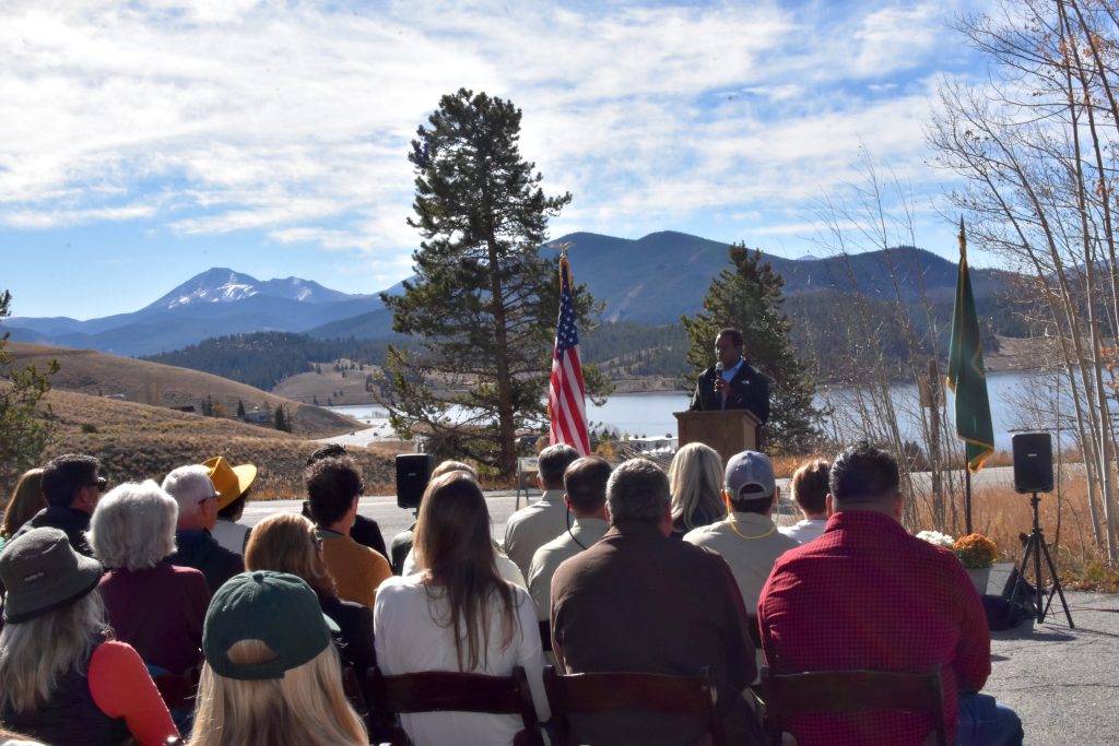 Sen. Bennett and Rep. Neguse visit Summit County to celebrate the signing of the historic Dillon Work Center lease - Vimarsana News