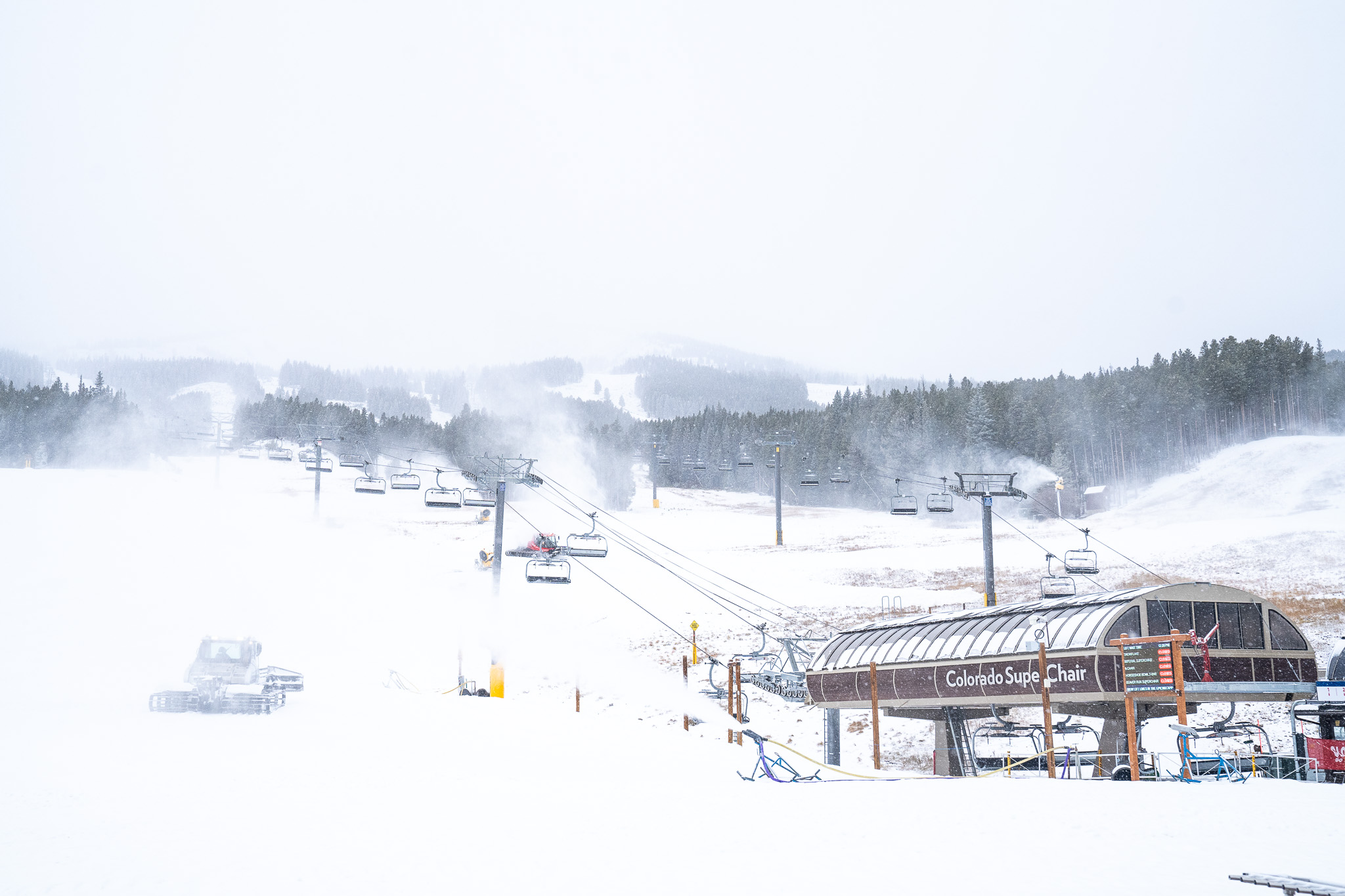 What trails and lifts are open at Summit County ski areas as Colorado