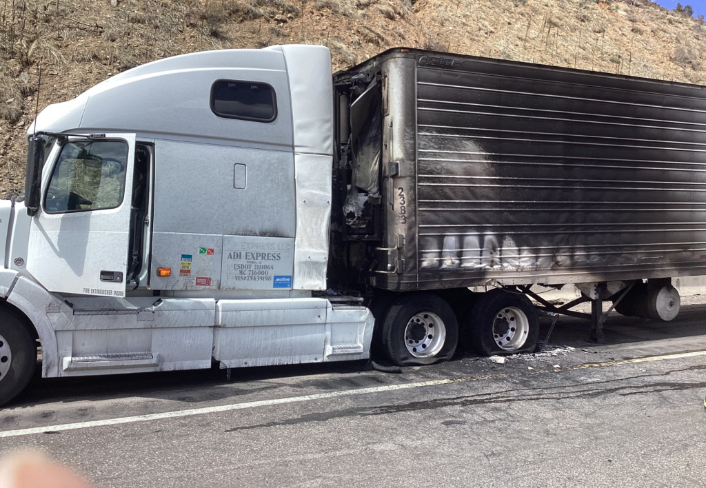Semitrailer catches fire on I-70 while descending from the tunnels - Vimarsana News