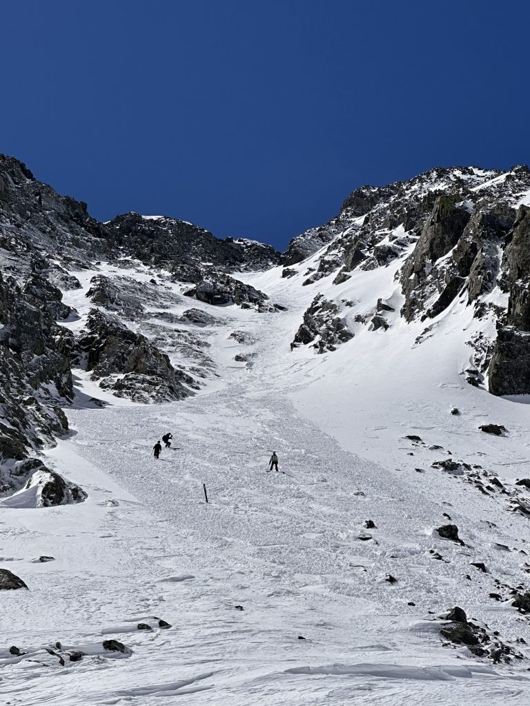 Quandary Peak backcountry skier says group that triggered avalanche on his friend left without apologizing - Vimarsana News