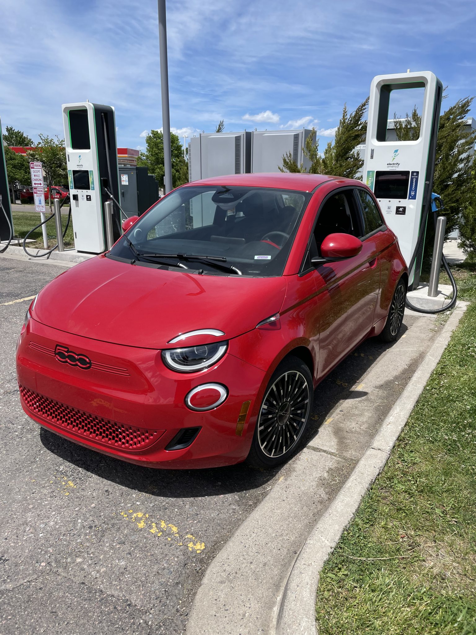 mountain-wheels-super-cute-fiat-500e-thrives-as-an-urban-vehicle