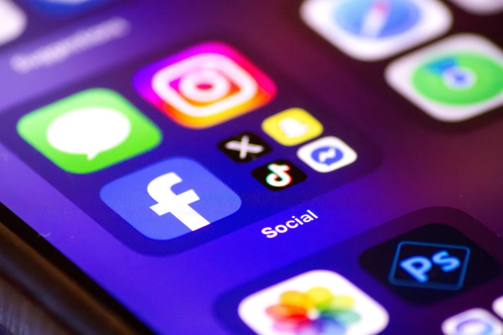 Las escuelas de Colorado implementan prohibiciones más estrictas sobre celulares antes de la fecha límite estatal