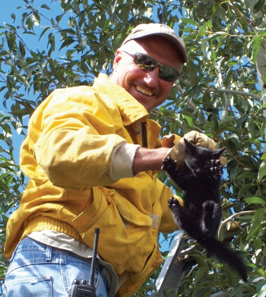 Basalt fireﬁghters battle blaze at gun range, rescue kitten from tree