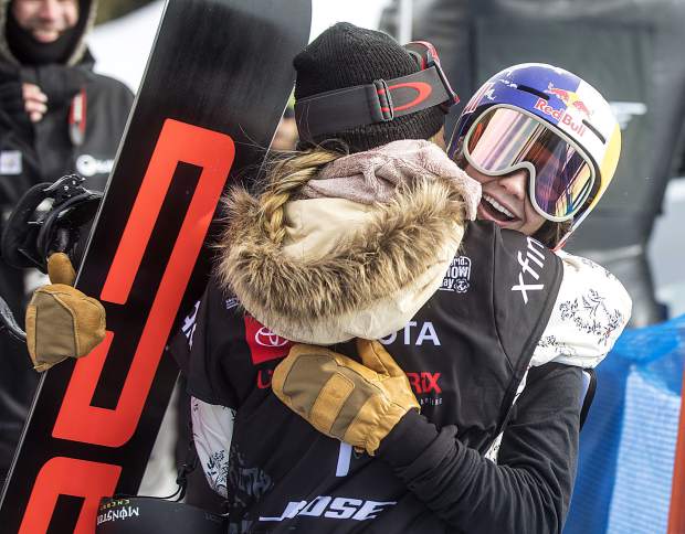 Chloe クロエ パイソン柄 ステンカラー スプリングコート スネーク 比翼 Chloe Kim, Australian star Scotty James win in Copper Grand Prix