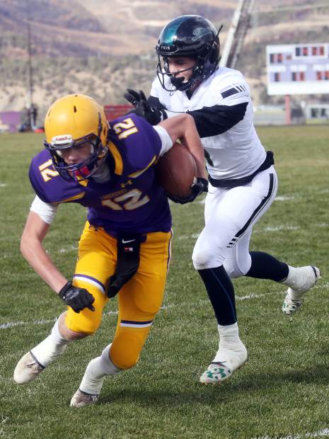 Basalt's Jackson Rapaport hauls in a pass in a 2018 football game against D'Evelyn in Basalt. (Photo by Austin Colbert/The Aspen Times).