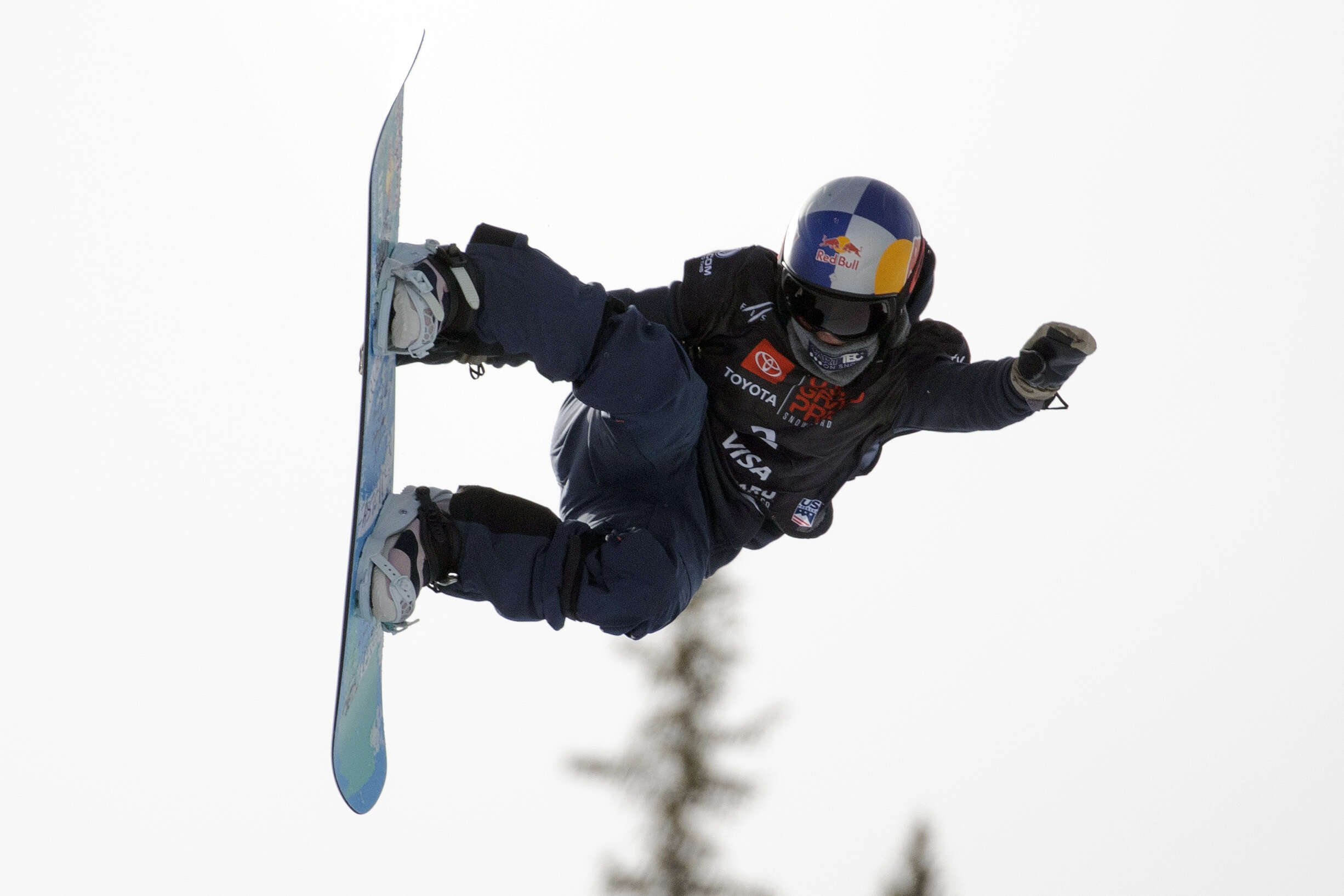 Hirano shines as White sneaks through in snowboard halfpipe