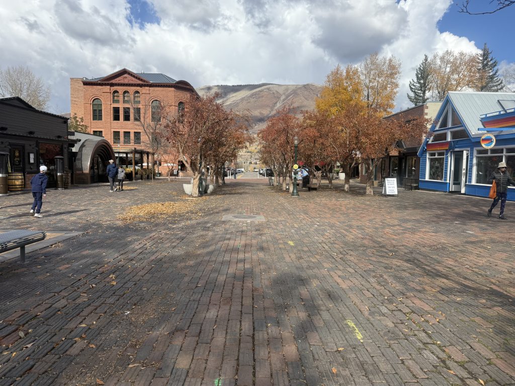 Toplo vreme upočasnilo izdelavo snega v smučarskih središčih v Koloradu, a dolgoročna napoved vliva upanje
