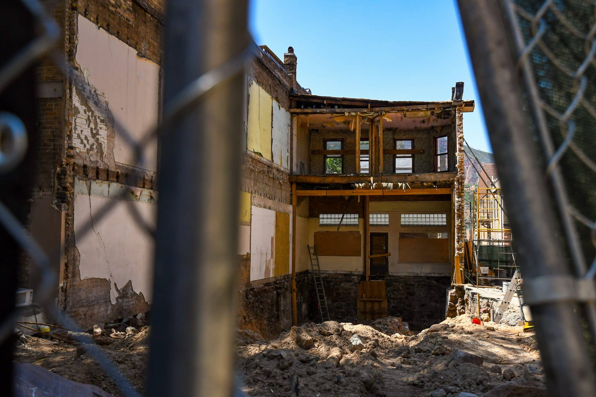 Glenwood Springs’ Western Hotel completely gutted, but face should