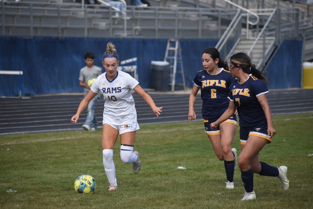 Roaring Fork Rams secure dominant victory over Rifle Bears - Vimarsana News