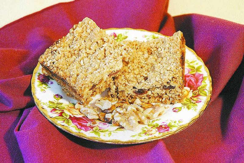 Raisin oatmeal bars as a healthy comfort food