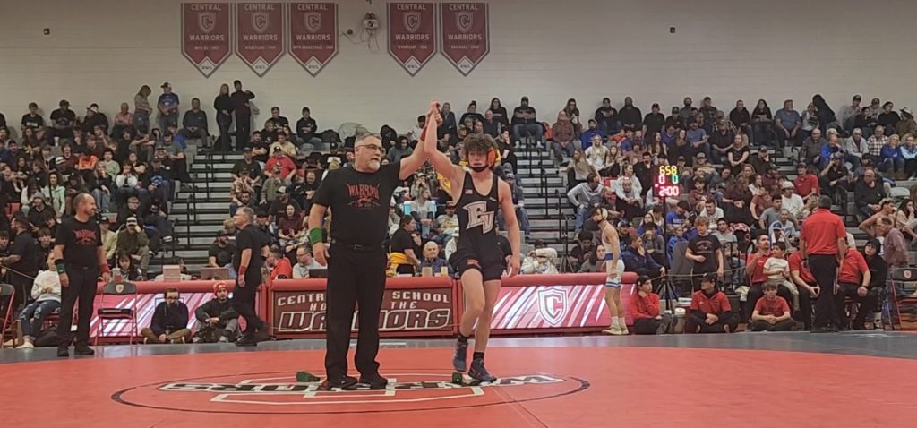 Eagle Valley junior has wrestling team off to a sizzling start - Vimarsana News