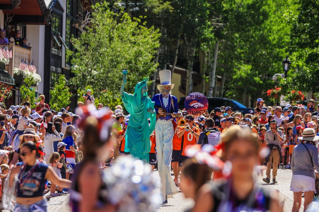 PHOTOS Vail swells with crowds as floats, brass bands, lawn chair