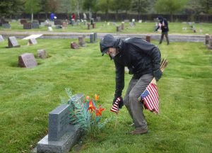 Veterans brave rain, cold to honor those who served, sacrificed for our country