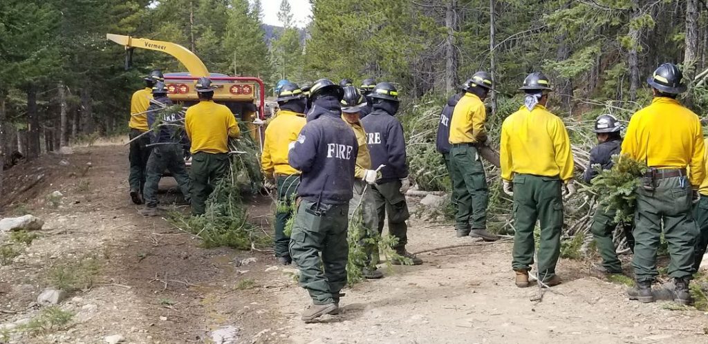 East Troublesome Fire evacuations remain in place as blaze moves toward ...