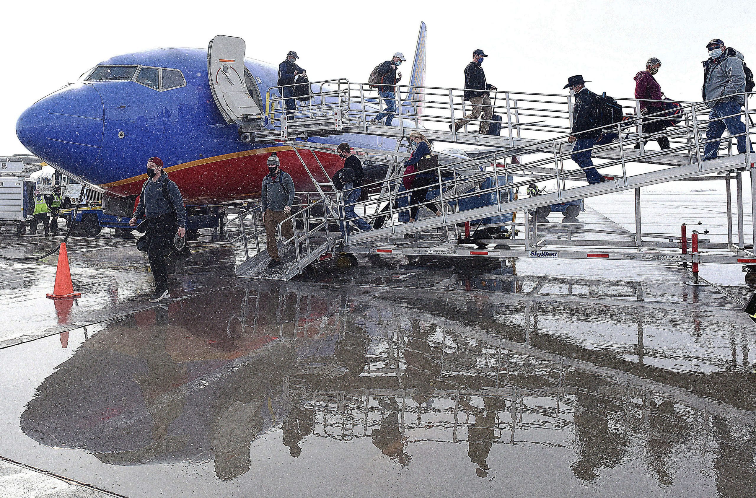 Southwest Airlines Flight 2745 The Untold Story Of The Crews Heroism - 78ymbd7