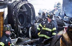ABU取引 American Airlines passenger jet crashes after takeoff in New York