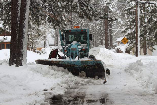 Lake Tahoe digs out from several feet of snow, another storm on the way ...