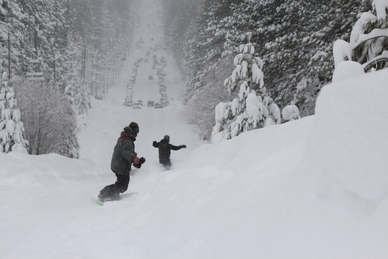 Winter storm warning remains in effect at Lake Tahoe; 2 more feet of ...
